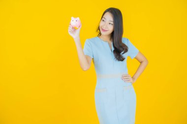 Güzel bir Asyalı kadının portresi. Renkli kredi kartıyla gülüyor.