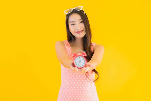 Ritratto Bella Giovane Donna Asiatica Mostra Allarme Orologio Sfondo Giallo — Foto Stock