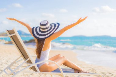 Güzel bir Asyalı kadının portresi. Rahatlayın. Plaj okyanusunda tatil yaparken gülümseyin.