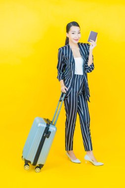 Çantalı ve pasaportlu güzel Asyalı kadın seyahate hazır.