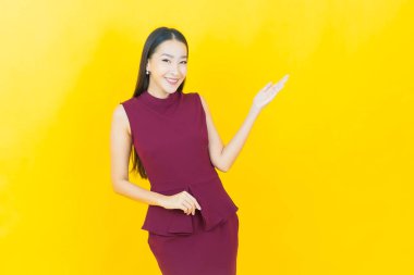 Portre güzel Asyalı kadın gülümsüyor. Renkli arka planda hareket var.