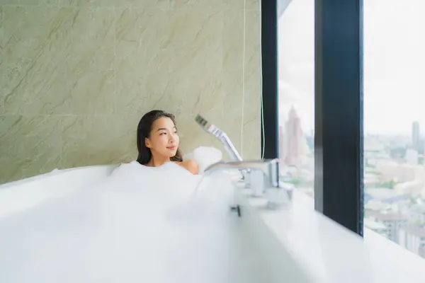 Güzel Bir Asyalı Kadın Portresi Banyo Içinde Küvet Dekorasyonunda Rahatlama — Stok fotoğraf
