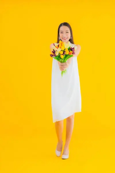 Retrato Bela Jovem Mulher Asiática Com Flor Amarelo Isolado Fundo — Fotografia de Stock