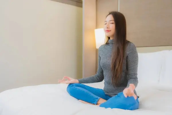 Porträtt Vacker Ung Asiatisk Kvinna Meditation Sängen Sovrum Interiör — Stockfoto