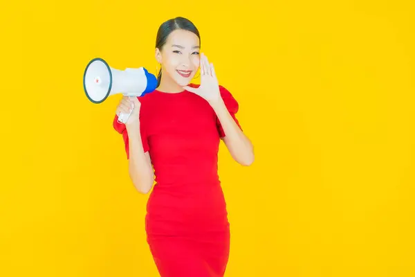 Porträtt Vacker Ung Asiatisk Kvinna Leende Med Megafon Färg Bakgrund — Stockfoto