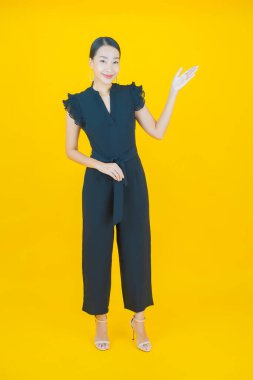 Portre güzel Asyalı kadın gülümsüyor. Renkli arka planda hareket var.