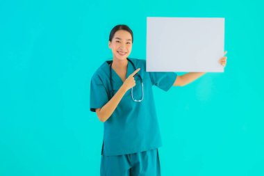 Fotokopi için boş kâğıt tahtası olan güzel Asyalı genç doktor kadın hastane ve klinikteki sağlık hizmetleri konseptinde mavi izole edilmiş arka plan.