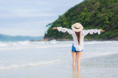 Güzel bir Asyalı kadının portresi. Plaj okyanusunda rahatla. Tatil gezisinde gülümse.