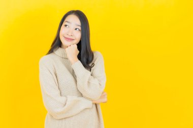 Portre güzel Asyalı kadın gülümsüyor. Renkli arka planda hareket var.