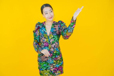 Portre güzel Asyalı kadın gülümsüyor. Renkli arka planda hareket var.