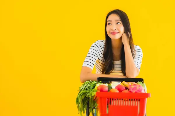 Portrét Krásná Mladá Asijská Žena Nakupování Potraviny Supermarketu Vozík Žlutém — Stock fotografie