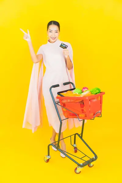 Porträt Schöne Junge Asiatische Frau Mit Einkaufskorb Aus Dem Supermarkt — Stockfoto