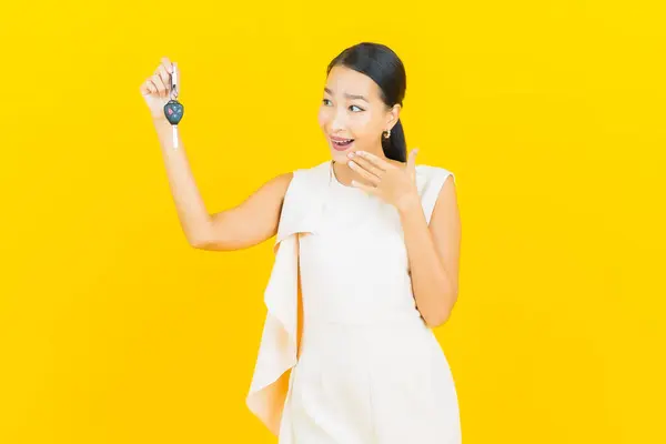 Portret Piękny Młody Azjatycki Kobieta Uśmiech Samochód Klucz Żółty Kolor — Zdjęcie stockowe