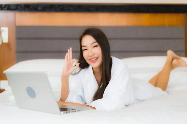 Porträt Schöne Junge Asiatische Frau Verwenden Computer Laptop Auf Bett Stockbild