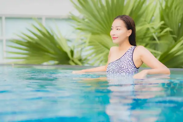 Porträt Schöne Junge Asiatische Frau Entspannen Lächeln Freizeit Rund Freibad Stockbild