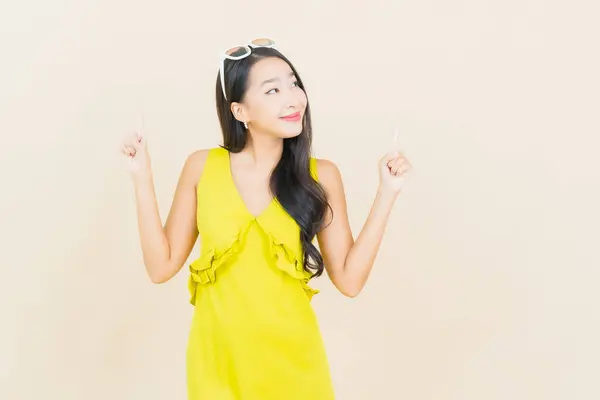 Porträt Schöne Junge Asiatische Frau Lächeln Mit Aktion Auf Sahne lizenzfreie Stockbilder