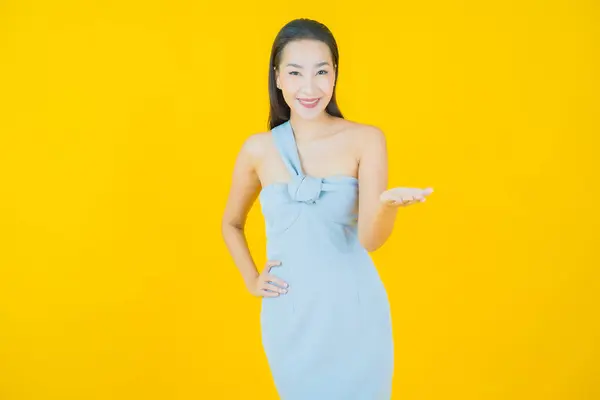 Porträt Schöne Junge Asiatische Frau Lächeln Mit Aktion Auf Farbigem lizenzfreie Stockfotos
