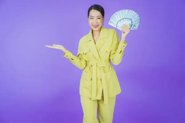 Porträt Schöne Junge Asiatische Frau Lächeln Mit Viel Geld Und Stockbild