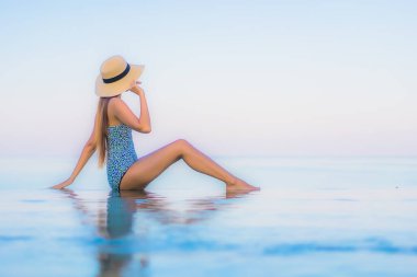 Güzel bir Asyalı kadın portresi. Rahatlayın. Yüzme havuzunda rahatlayın.