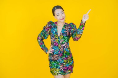 Portre güzel Asyalı kadın gülümsüyor. Renkli arka planda hareket var.