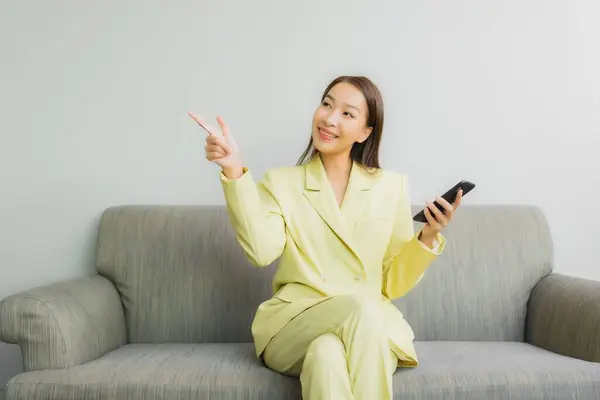 Portrait Belle Jeune Femme Asiatique Utiliser Téléphone Portable Intelligent Sur — Photo