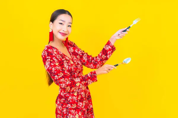 Portret Pięknej Młodej Azjatyckiej Kobiety Łyżką Widelcem Żółtym Tle — Zdjęcie stockowe