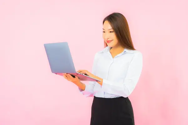 Portret Mooie Jonge Aziatische Vrouw Met Computer Laptop Roze Kleur — Stockfoto