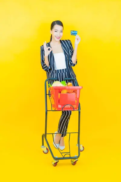 Retrato Hermosa Joven Asiática Mujer Sonrisa Con Cesta Supermercado Color —  Fotos de Stock