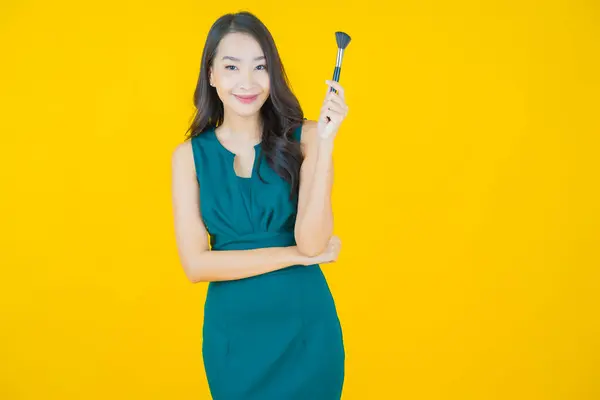 Портрет Красивая Молодая Азиатская Женщина Макияжем Кисть Косметические Цветном Фоне — стоковое фото