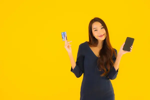 Porträt Schöne Junge Asiatische Frau Mit Smartphone Oder Handy Und Stockfoto