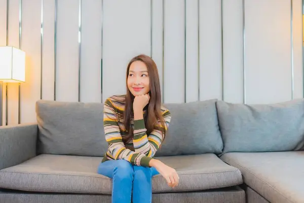 Porträt Schöne Junge Asiatische Frau Sitzen Lächeln Entspannen Auf Sofa Stockbild