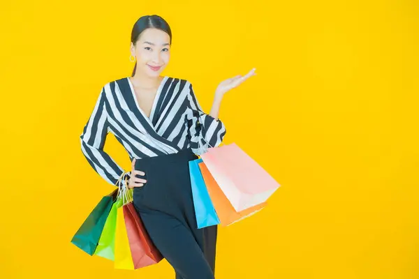 Porträt Schöne Junge Asiatische Frau Lächeln Mit Einkaufstasche Auf Farbigem lizenzfreie Stockbilder