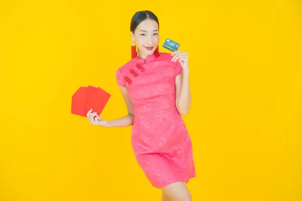 Porträt Schöne Junge Asiatische Frau Mit Rotem Umschlag Auf Farbigem Stockfoto
