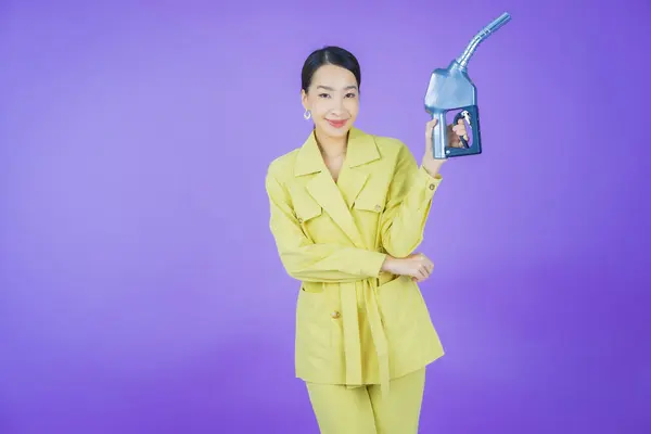 Porträt Schöne Junge Asiatische Frau Feul Benzinpumpe Auf Farbhintergrund Stockbild