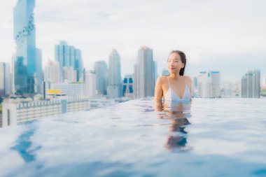 Güzel bir Asyalı kadın portresi. Rahatlayın. Mutlu bir gülümseme.