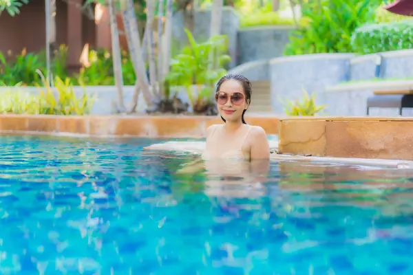 Portrét Krásná Mladá Asijská Žena Relaxovat Kolem Bazénu Hotelovém Resortu Royalty Free Stock Fotografie