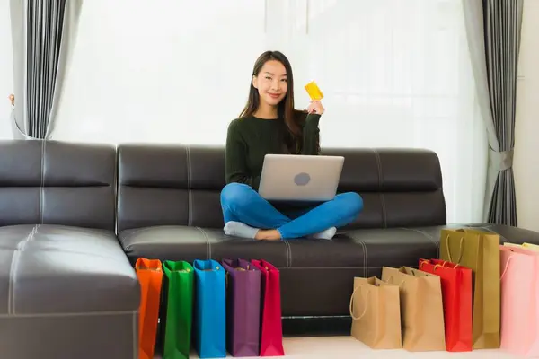 Porträt Schöne Junge Asiatin Nutzt Laptop Und Kreditkarte Mit Einkaufstasche Stockbild