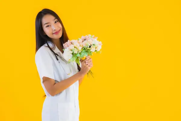 Portrét Krásná Mladá Asijská Žena Show Barevný Květ Žlutém Izolovaném Royalty Free Stock Fotografie