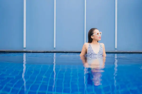 Портрет Красивая Молодая Азиатская Женщина Расслабиться Улыбка Вокруг Открытый Бассейн Стоковое Фото