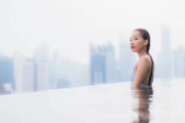 Porträt Schöne Junge Asiatische Frau Entspannen Lächeln Freizeit Rund Freibad lizenzfreie Stockfotos
