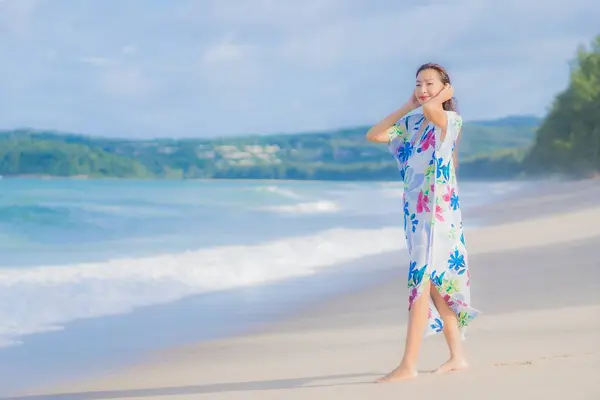Porträt Schöne Junge Asiatische Frau Entspannen Lächeln Rund Strand Meer lizenzfreie Stockbilder