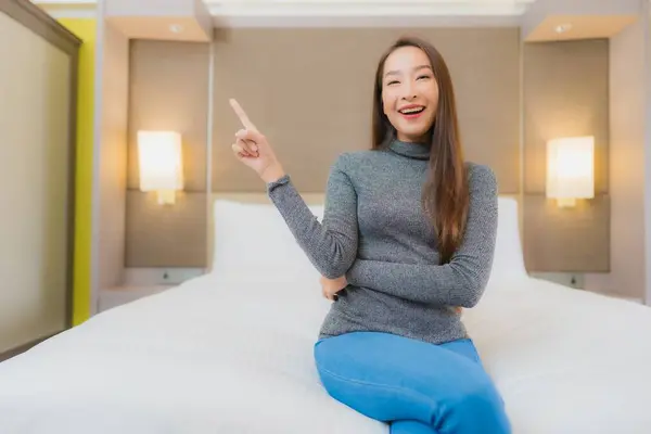 Πορτρέτο Όμορφη Νεαρή Ασιατική Γυναίκα Χαλαρώστε Χαμόγελο Αναψυχής Στο Κρεβάτι Εικόνα Αρχείου