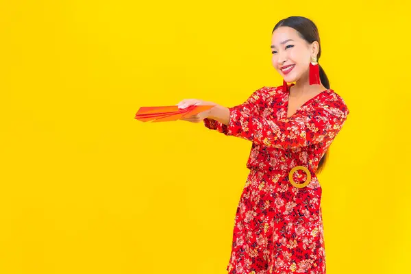 Портрет Красивая Молодая Азиатская Женщина Красными Конвертами Желтом Фоне Стоковое Изображение
