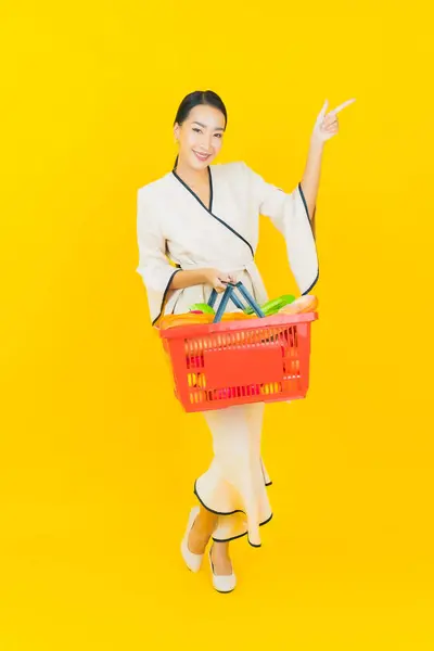 Πορτρέτο Όμορφη Νεαρή Ασιατική Επιχείρηση Γυναίκα Ψώνια Καλάθι Παντοπωλείο Από Royalty Free Φωτογραφίες Αρχείου
