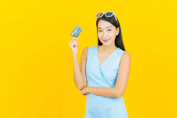 Portrét Krásná Mladá Asijská Žena Úsměv Kreditní Kartou Žlutém Pozadí Royalty Free Stock Obrázky