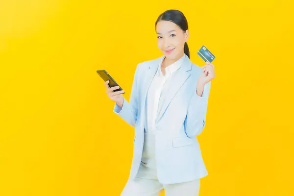Porträt Schöne Junge Asiatische Frau Lächeln Mit Kreditkarte Auf Farbigem Stockbild