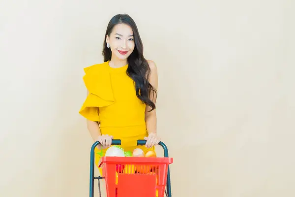 Portré Gyönyörű Fiatal Ázsiai Mosoly Élelmiszer Kosár Szupermarket Színes Háttér Jogdíjmentes Stock Képek