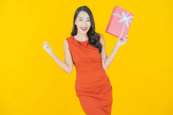 Retrato Hermosa Joven Mujer Asiática Sonrisa Con Caja Regalo Roja Imagen de stock