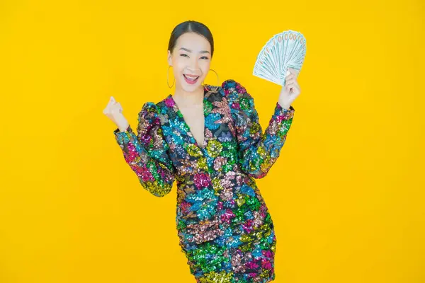Retrato Hermosa Joven Asiática Mujer Sonrisa Con Montón Dinero Efectivo Imagen de stock
