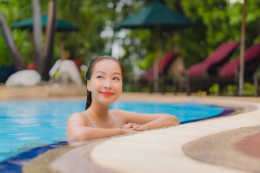 Güzel bir Asyalı kadın portresi. Rahatına bak. Rahatına bak.